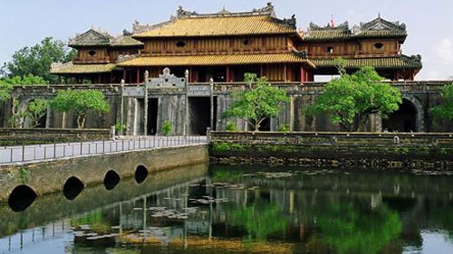 Hue receives foreign aid for heritage preservation