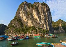 Vietnam province retains row boat tours in Ha Long Bay