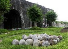 Ho Dynasty Citadel attracts tourist crowds