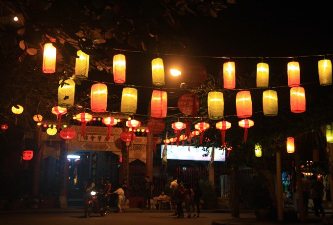 Lighting up lanterns for Tet