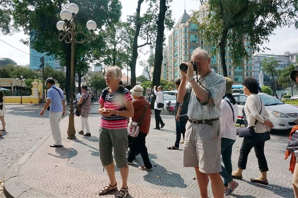 Visa fees for int’l tourists to fall sharply next month