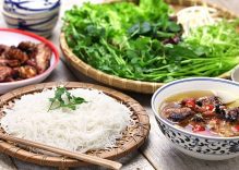 Tourists love the tastes of street food